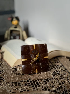 Eco-Friendly Clock Peer